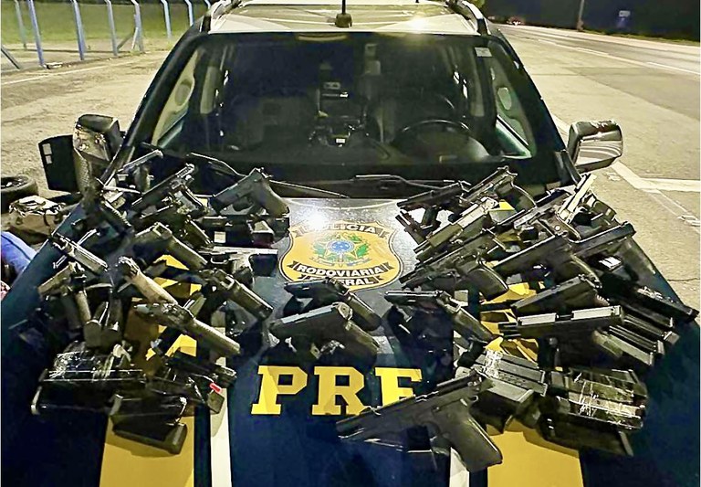  Com criança no carro, casal transportava 28 armas