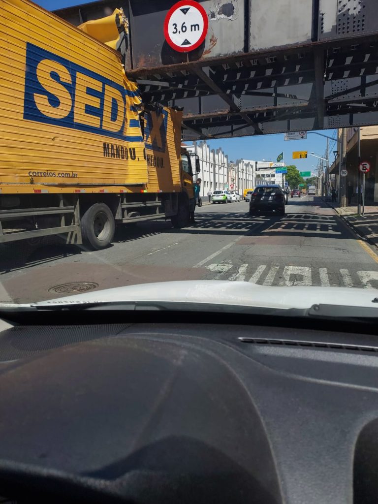 Caminhão dos Correios bate na Ponte Preta no Centro