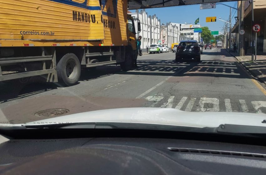  Caminhão dos Correios bate na Ponte Preta no Centro