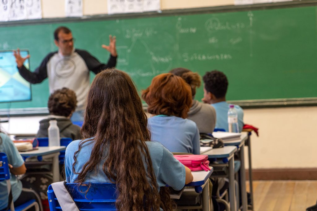 Seed publica normas de proibição de celulares nas escolas; entenda