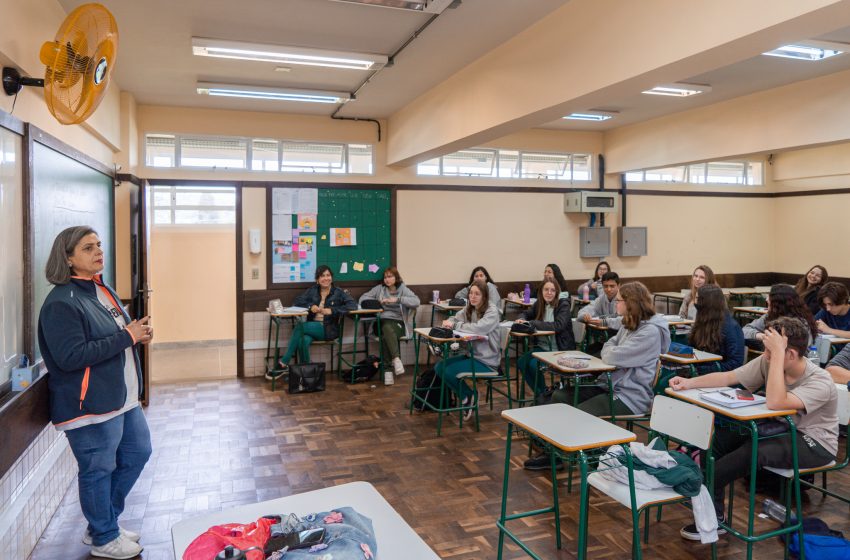 Uso de celular tem novas regras nas escolas estaduais