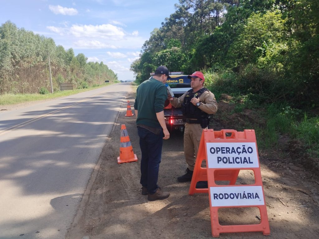 Dois mil veículos são flagrados em alta velocidade no feriado