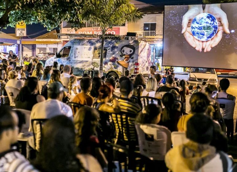  Curitiba recebe cinema itinerante movido a energia solar