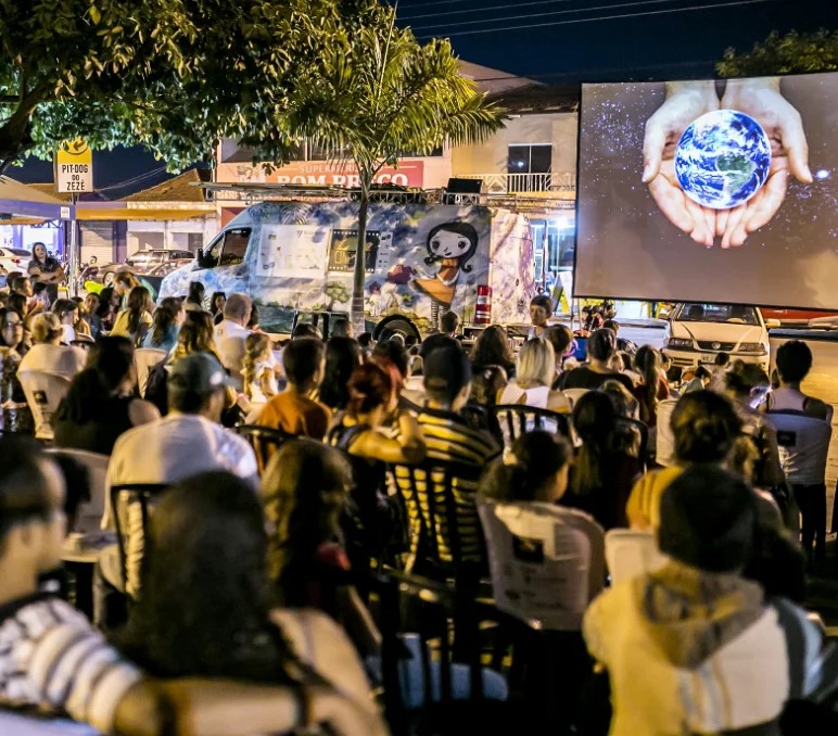 Curitiba recebe cinema itinerante movido a energia solar