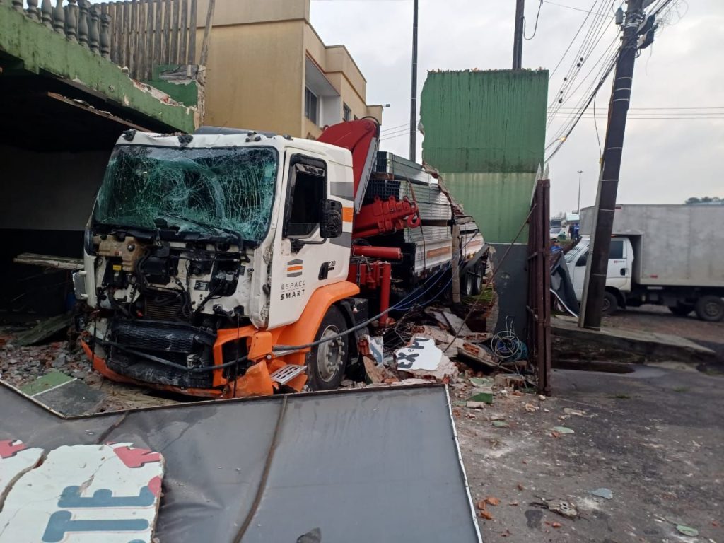 Motorista passa mal e invade comércio no Paraná