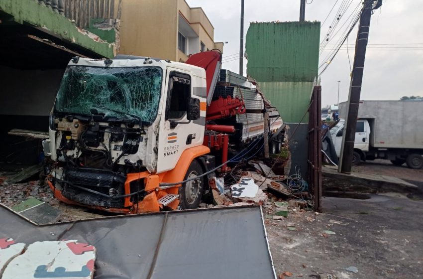 Motorista passa mal e invade comércio no Paraná