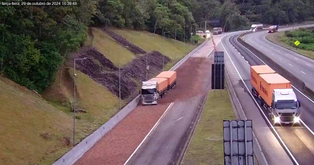 Caminhão carregado com açúcar entra na área de escape da BR-277