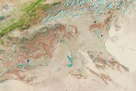 Deserto do Saara fica com lagos e vegetação após chuvas