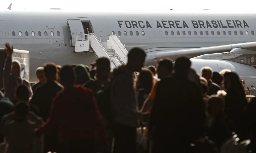 Quinto voo com 220 repatriados do Líbano chega a SP