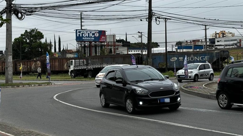 Trem para em cruzamento e bloqueia trânsito em Pinhais