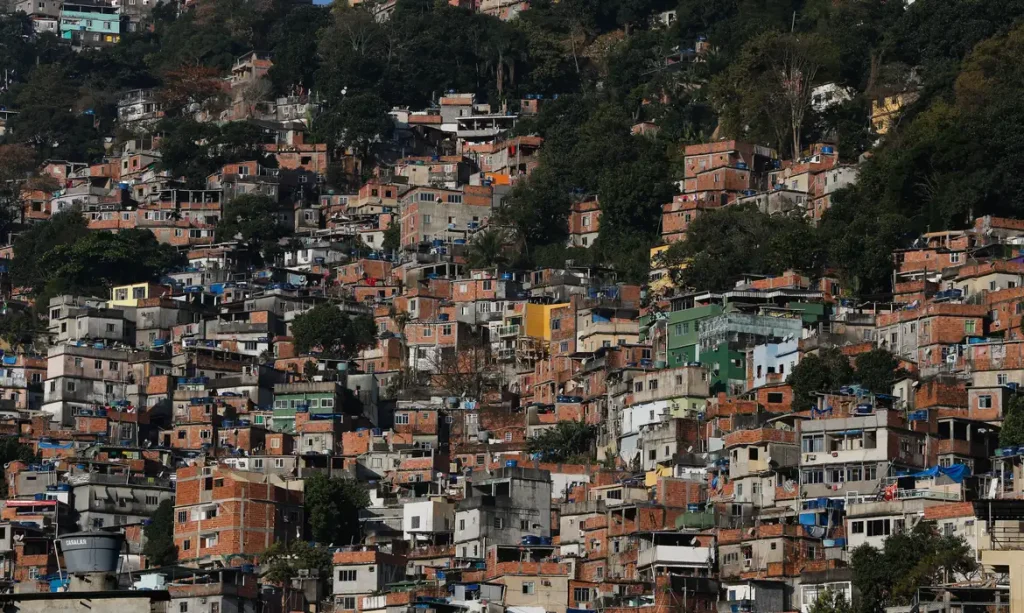 Número de favelas no Brasil mais que dobra