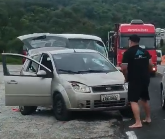 Homem entra em fúria e destrói carros em Almirante Tamandaré