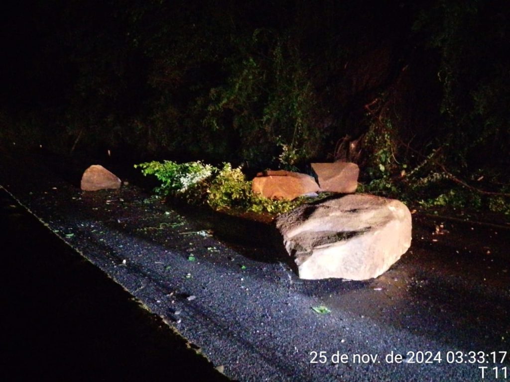 Queda de pedras de encosta interdita a BR-277, no litoral