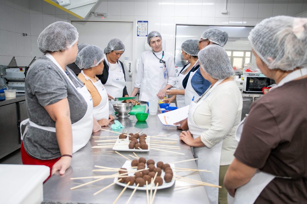 Cursos profissionalizantes gratuitos atendem mulheres, no Paraná