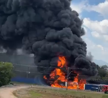 Incêndio atinge depósito de tintas em Campina Grande do Sul