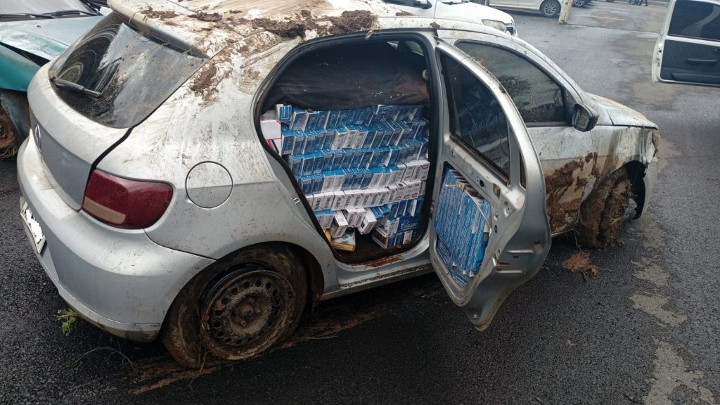 Motorista capota carro lotado com 1081 pacotes de cigarros