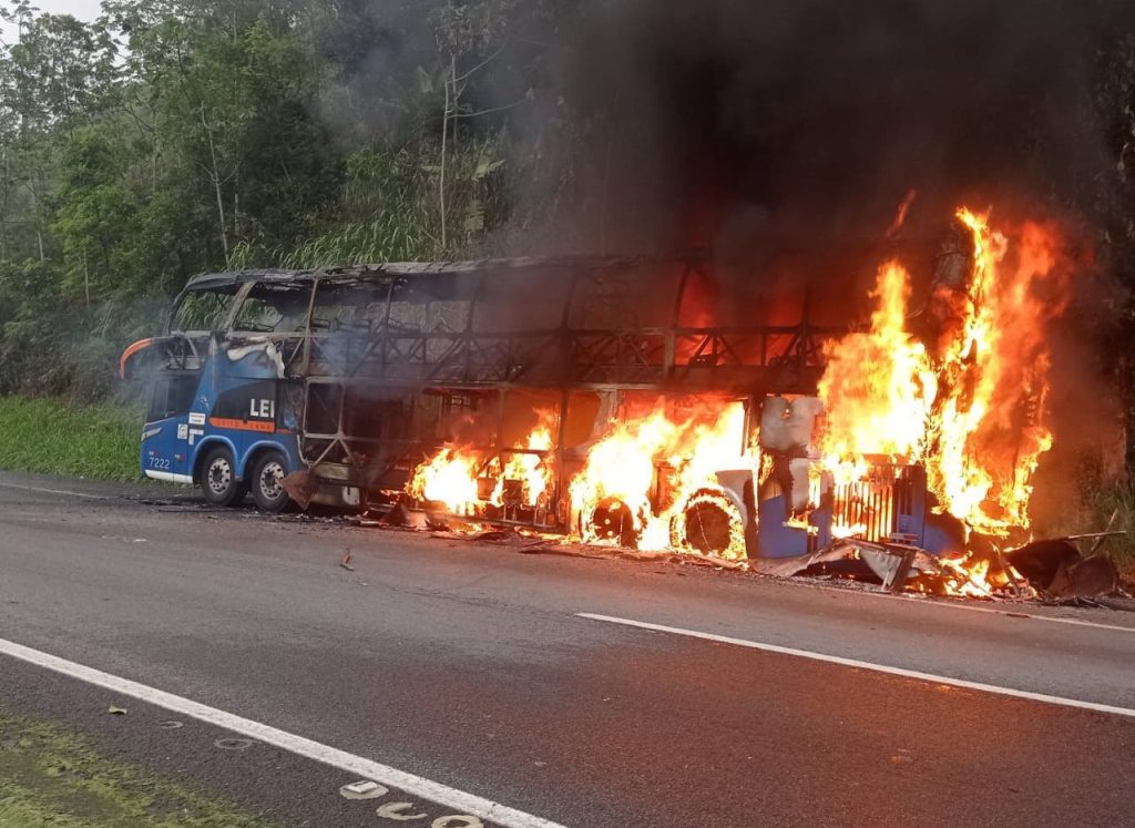 Homem é preso após provocar chamas que destruíram ônibus