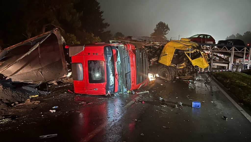 BR-116 é interditada após colisão frontal de caminhões