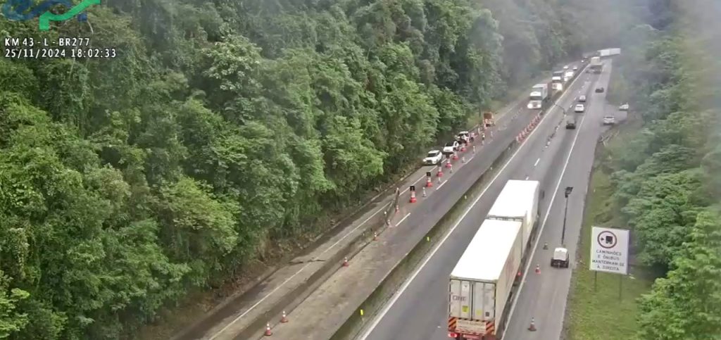 Após 13 horas de bloqueio, faixa da BR-277 é liberada