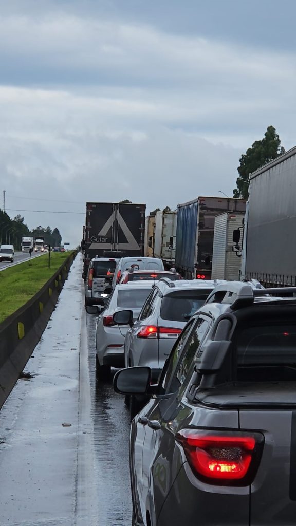 Após acidente na BR-116, fila alcança 20 quilômetros