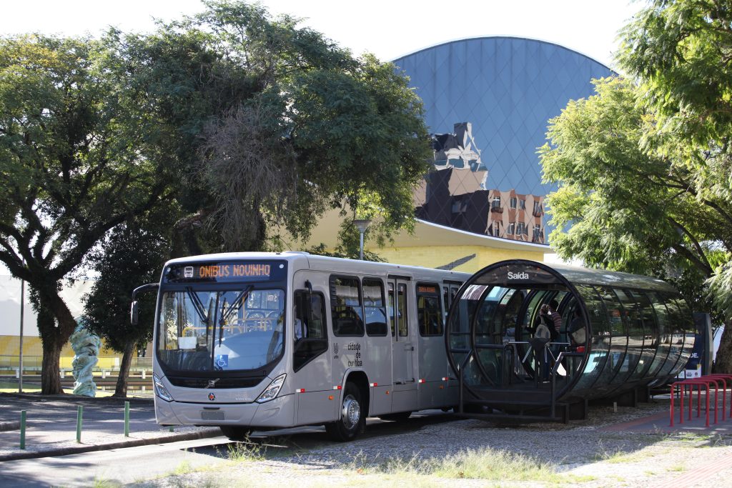 Curitiba recebe primeiras unidades dos novos ônibus Volvo B320R