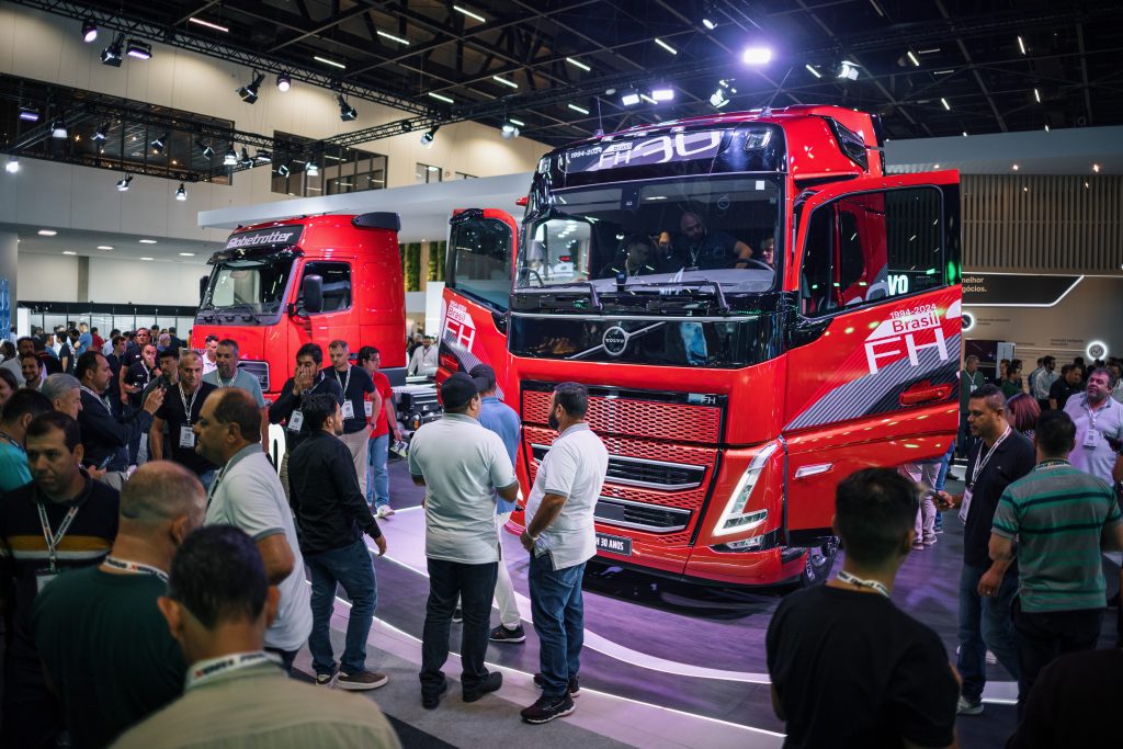 Volvo bate recorde durante a Fenatran 2024