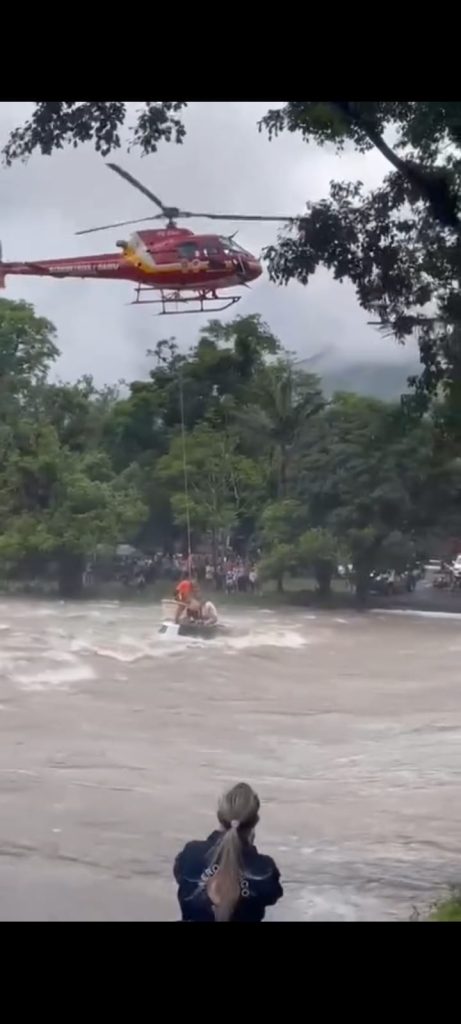 Carro cai em rio e ocupantes são resgatados de helicóptero