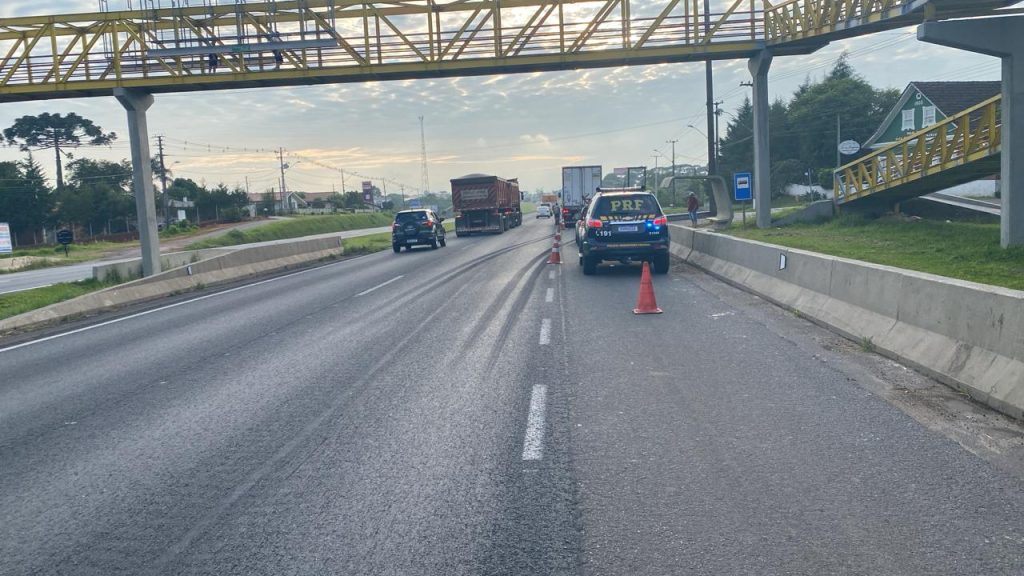 Pedestre é atropelado por caminhão embaixo de passarela na BR-277