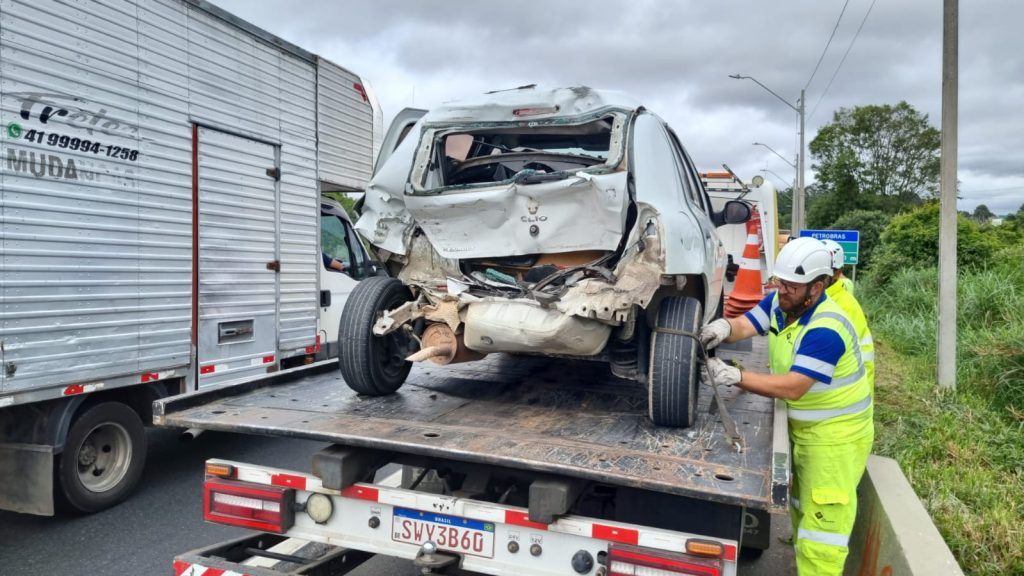 Engavetamento envolve carros e caminhão na Rodovia do Xisto