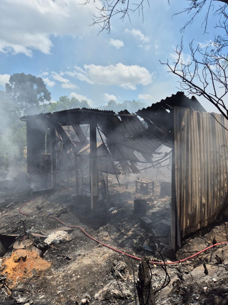 Barracão de recicláveis é totalmente destruído em incêndio