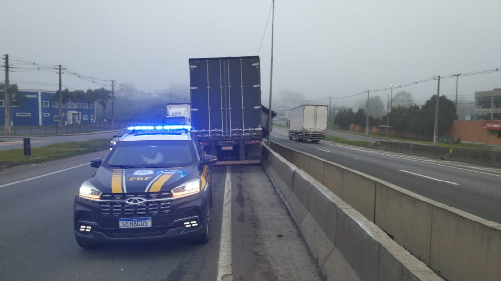 Acidente com caminhão na BR-376 gera lentidão no Contorno Leste