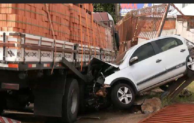 Motorista perde controle de caminhão e atinge sete carros