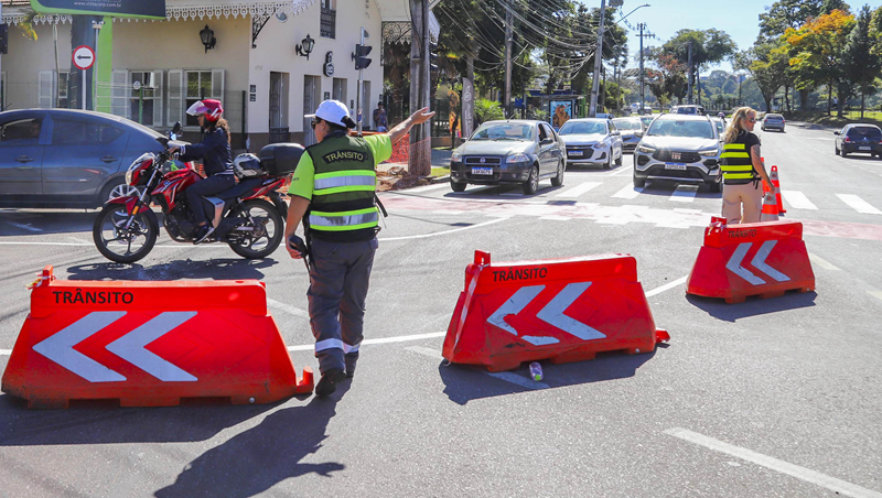 Curitiba tem bloqueios no trânsito neste feriado