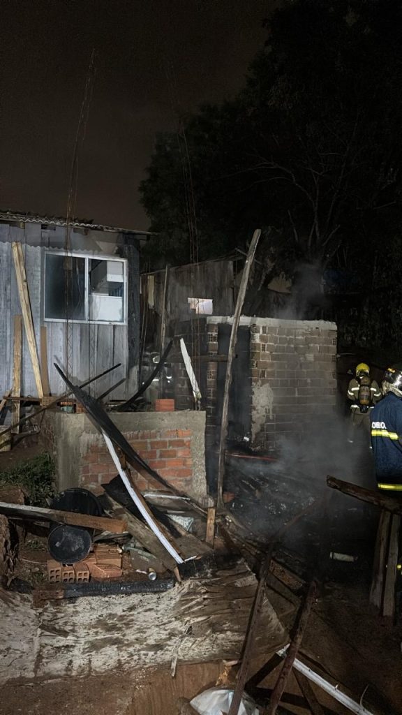 Incêndio atinge quatro casas no Campo Comprido