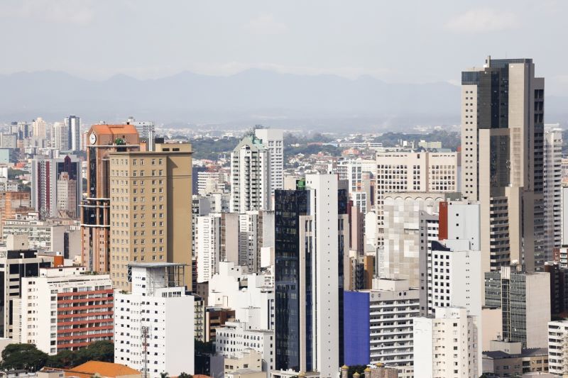 Mercado imobiliário de Curitiba atinge números recordes em 2024