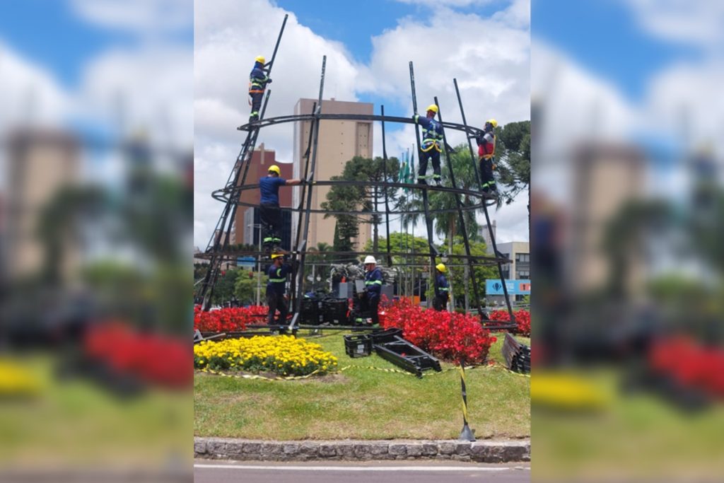 Decoração de Natal começa a ser montada em Curitiba