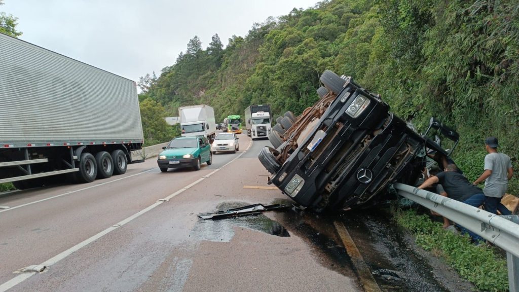 Acidente na BR-277 deixa trânsito lento neste sábado