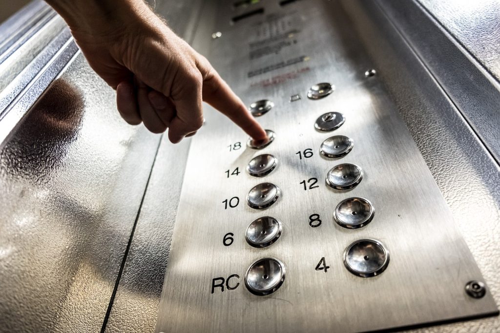 Polícia investiga morte de homem em elevador de Shopping