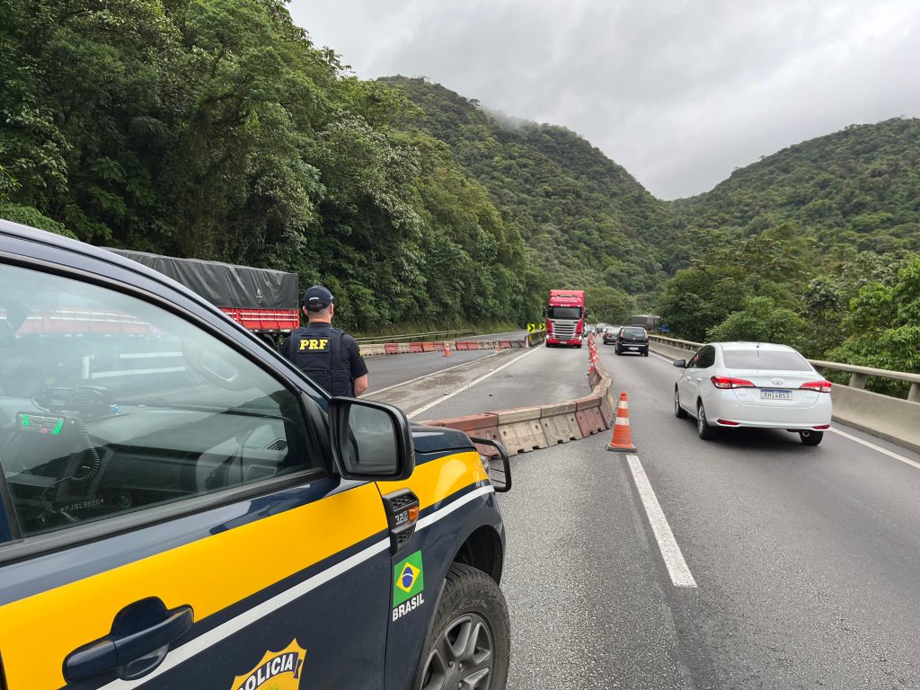 Motoristas enfrentam fila na BR-277 após queda de pedras