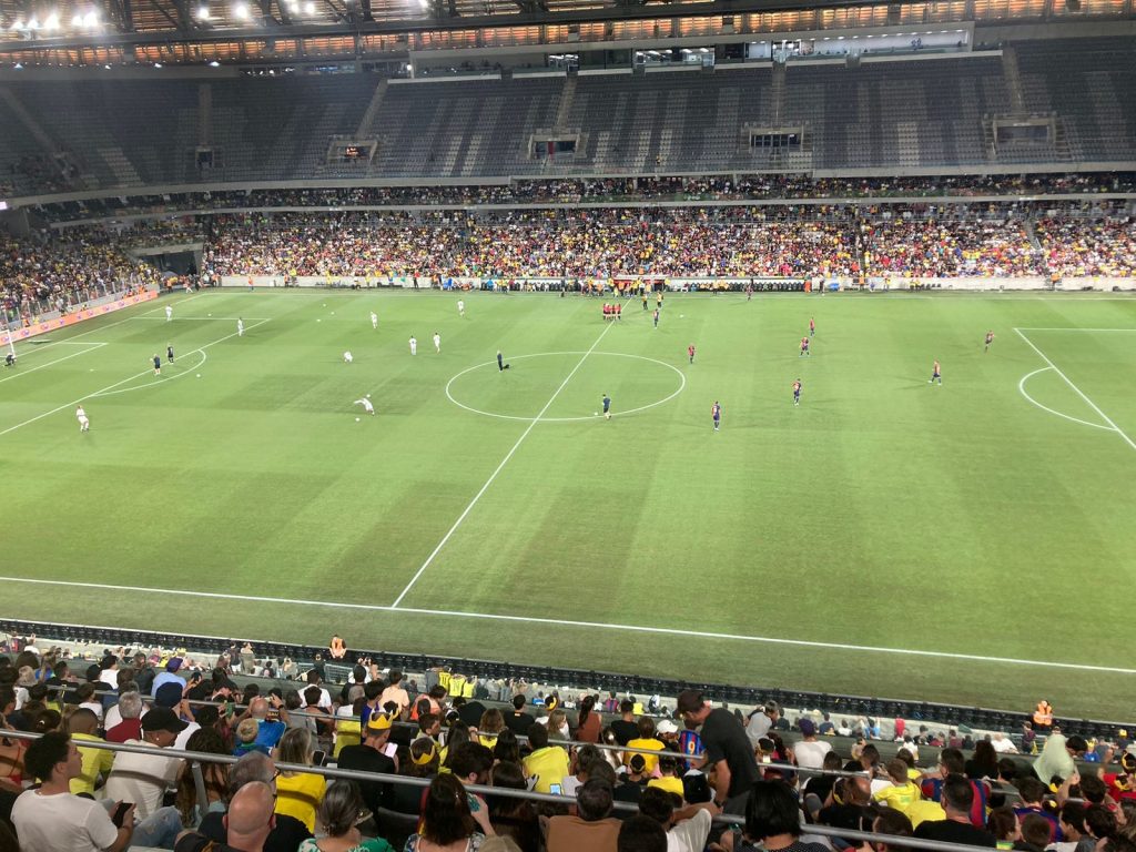 Craques do futebol mundial se enfrentam na Arena da Baixada