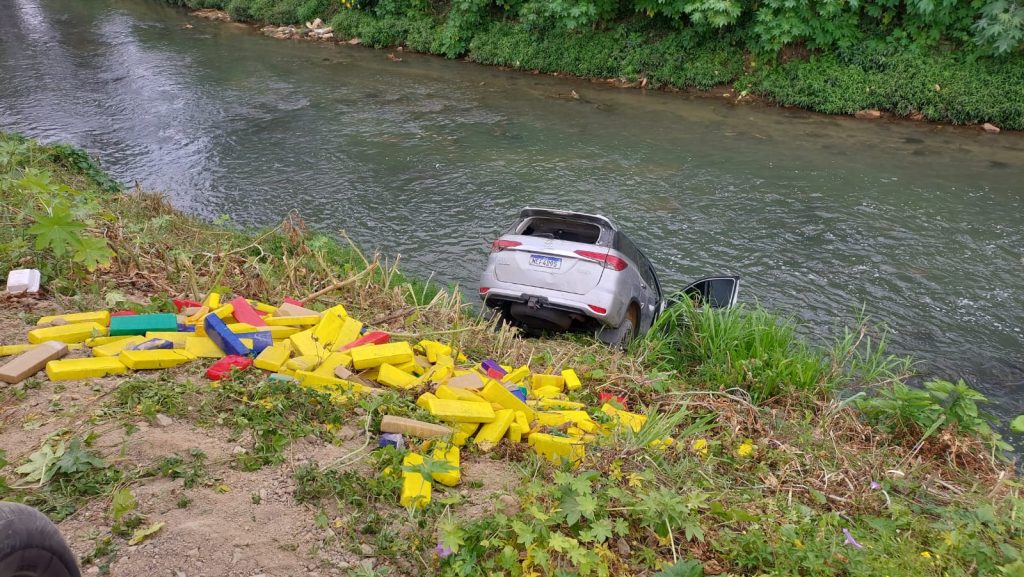 Caminhonete cai em rio e 800kg de maconha são apreendidos