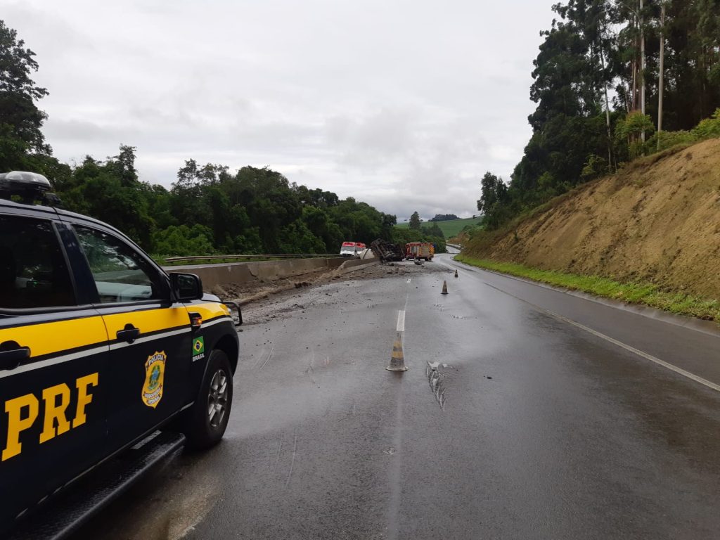 Caminhão carregado tomba; PRF diz que há chance de explosão