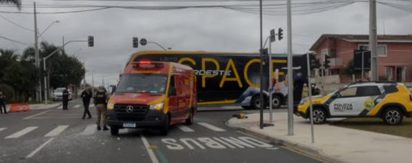 Acidente entre ônibus deixa três feridos em Curitiba