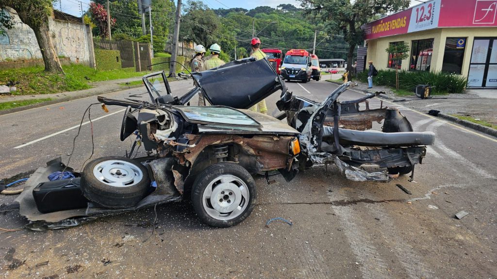 Cinco ficam feridos após carro bater em poste em Curitiba