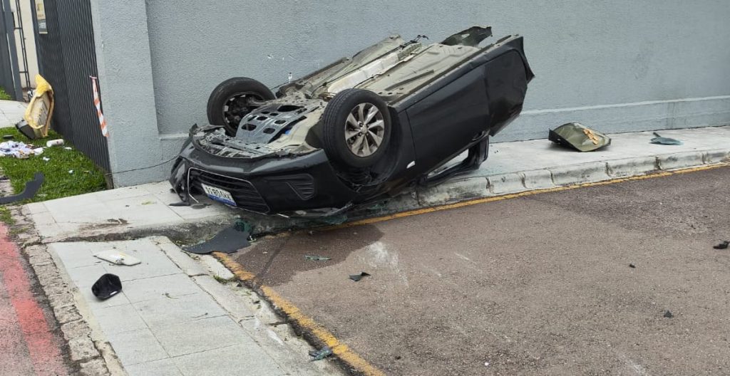 Polícia investiga possível racha em acidente na Avenida das Torres