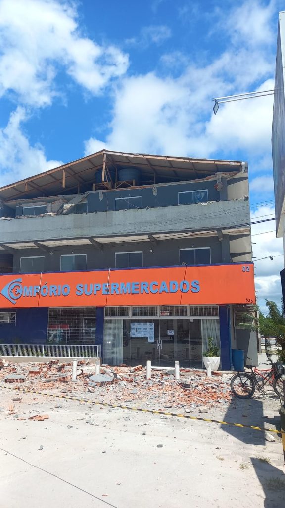 Parte de supermercado no litoral desaba e deixa cão ferido