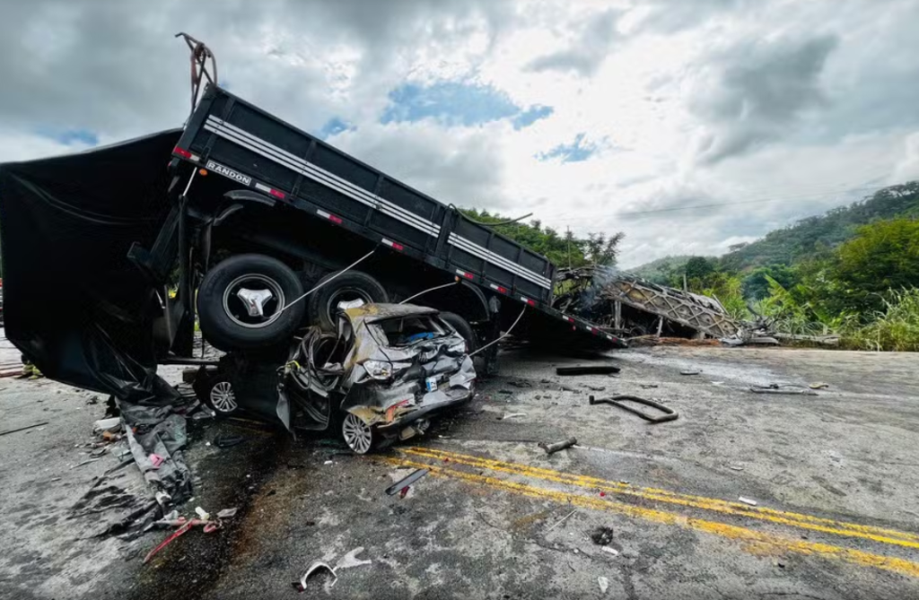 Acidente entre ônibus, carreta e carro deixa 22 mortos