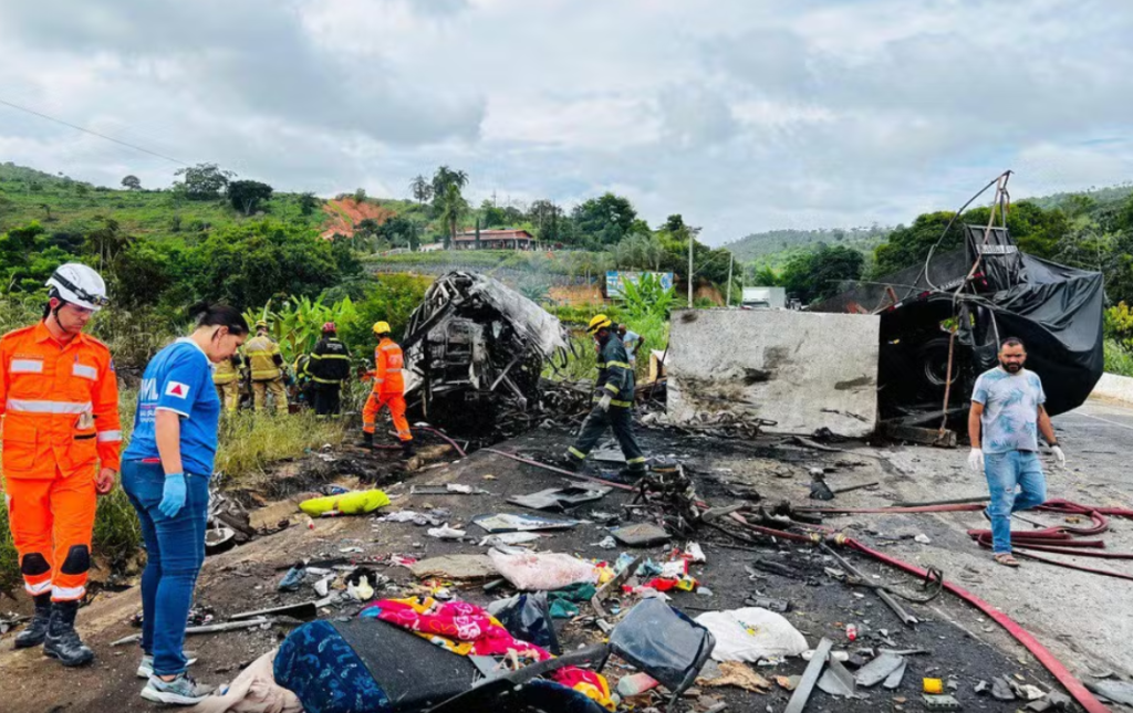 Sobe para 38 número de mortos em acidente na BR-116