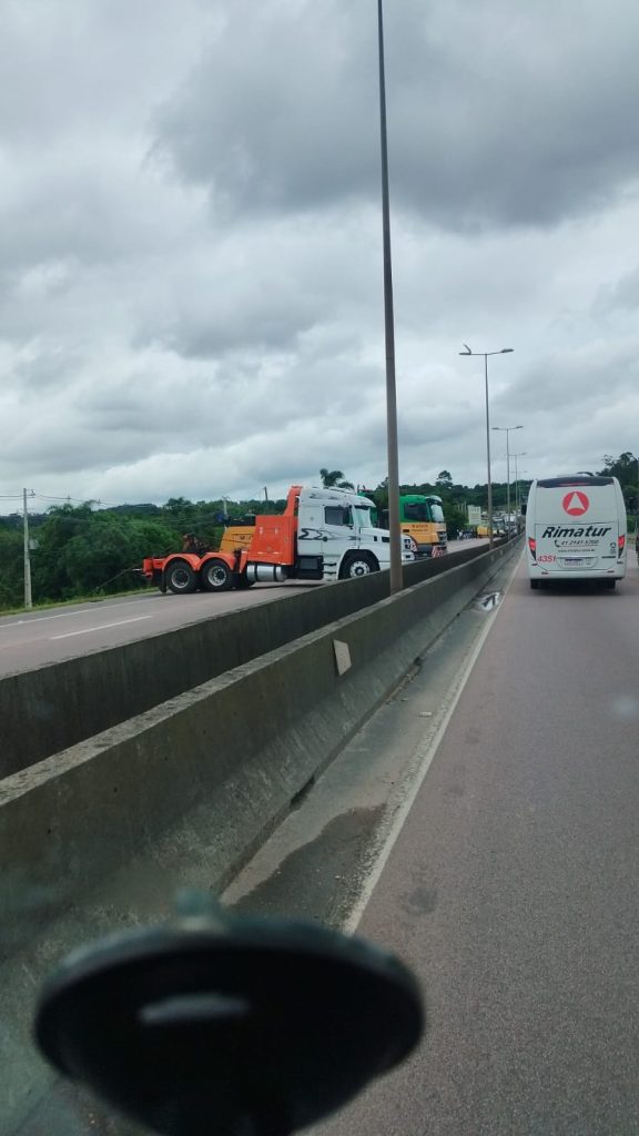 BR-116 fica bloqueada perto de Fazenda Rio Grande