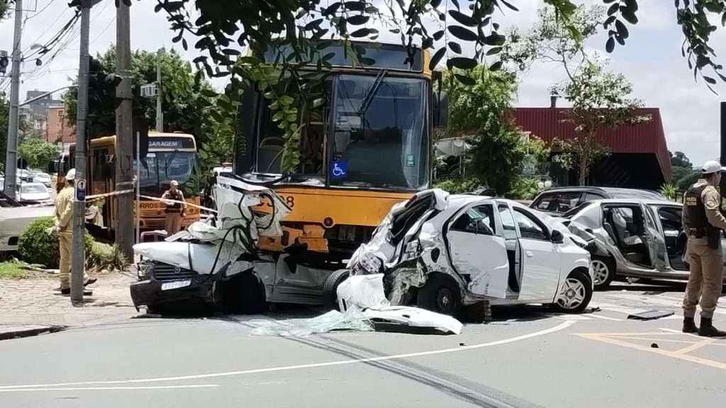 Homem morre em grave acidente com ônibus e vários carros